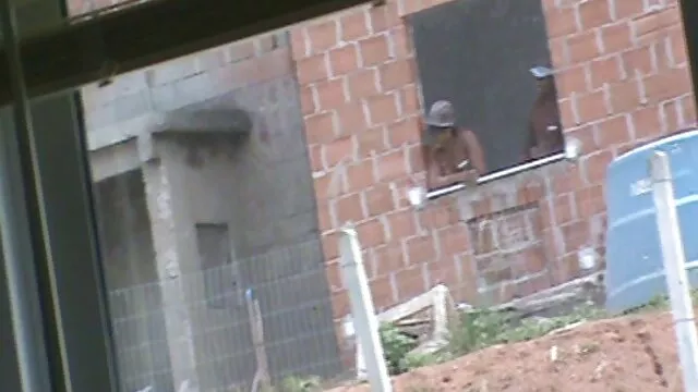 Una joven zorra que quiere tener sexo con un profesional es madre folla mejor follada en su boca y coño por un joven calvo que definitivamente no es un principiante en el porno.