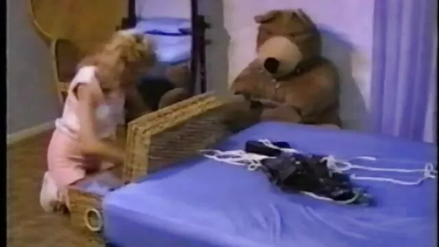 Dos mamas buenotas cojiendo migas aman el sexo lésbico, pero de vez en cuando quieren montar una polla gorda y luego llaman al chico a casa.