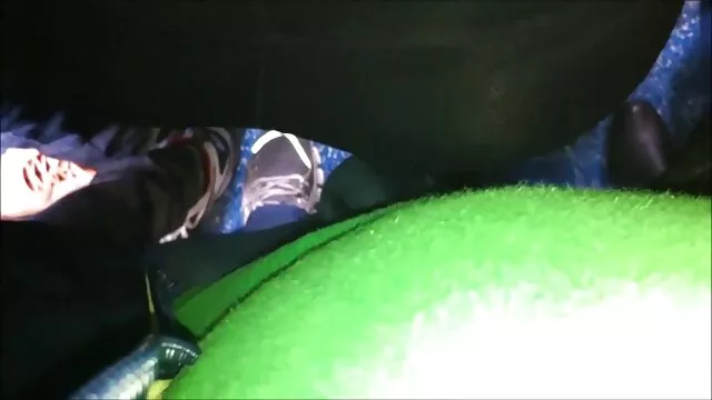 La ama tetona, poniéndole un collar a su esclava sexual, la sacó a pasear y decidió llevarla con su amante para que se las follara duro con su follo a mami polla gorda.