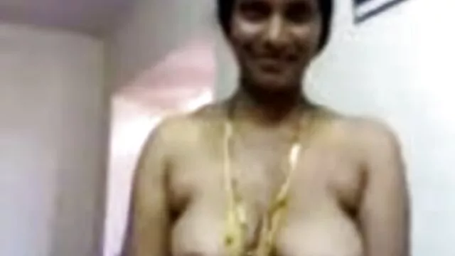 Ryan acaricia el coño de su amiga cojiendo con mi mama a escondidas con sus dedos