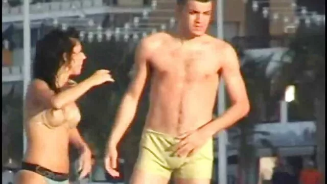 El tipo le mete el dedo en el culo a lesbianas xxx mama e hija Ames y se la folla