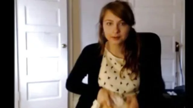 Puta de culo enorme se folla con mama y su amiga me follan un consolador en anal
