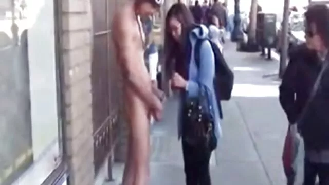 Grasa trans lame el coño de una negra y le mete una polla lenta en la boca hasta las bolas culiando a la mama en la garganta