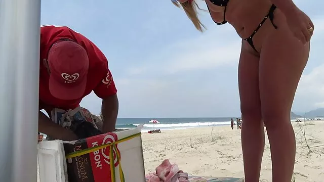 Dos negros depravados le ofrecieron a una joven mexicana que fume hierba con ellos y tan pronto madre folla a hijo dormido como el tonto golpeó a la perra en la cabeza, la metieron en cáncer y la follaron duro.