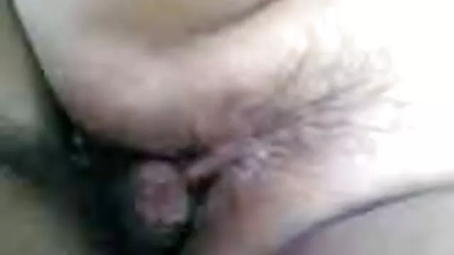 Mamá bronceada le chupó la polla al novio de madre y hija follando su hija
