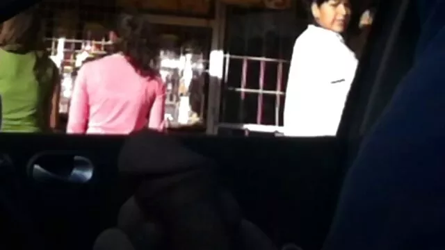Lesbiana pelirroja lame suavemente madre follada por el hijo el coño a una joven amiga rubia