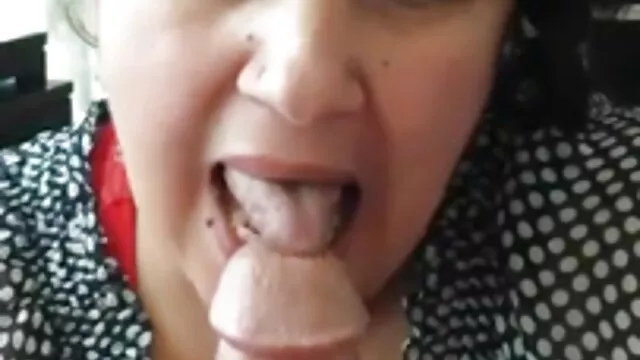 Un tipo después del anal explotó una polla entre las tetas de una mamas dormidas folladas puta