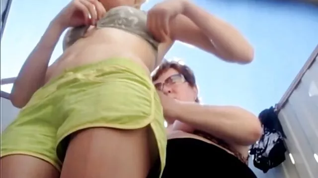 Rubia sexy cojiendo a la mama de mi mejor amigo con enormes tetas folla anal con un consolador