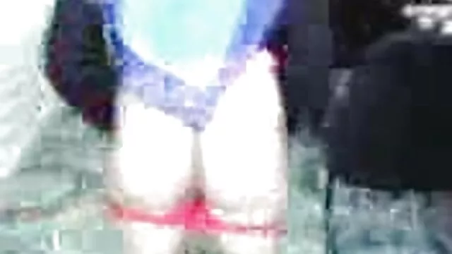 El consolador se insertó en el patinaje, y luego la polla mama cojiendo con papa en el anal.