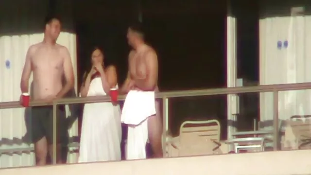 Dos zorras montan una follada caliente al madre coje con su hija aire libre con un macho