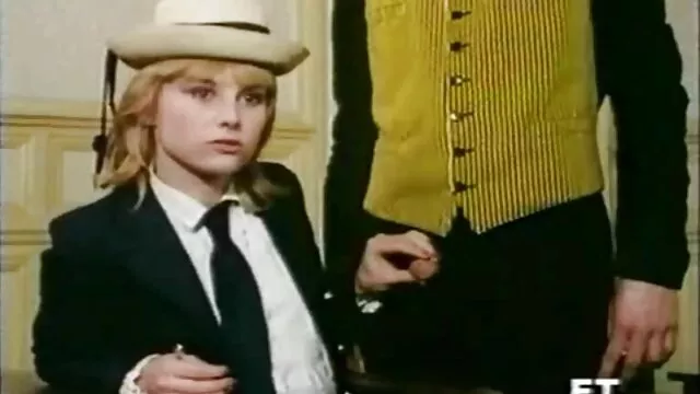 Una lesbiana madura sedujo a una joven y madre e hijo fallando sexy rubia