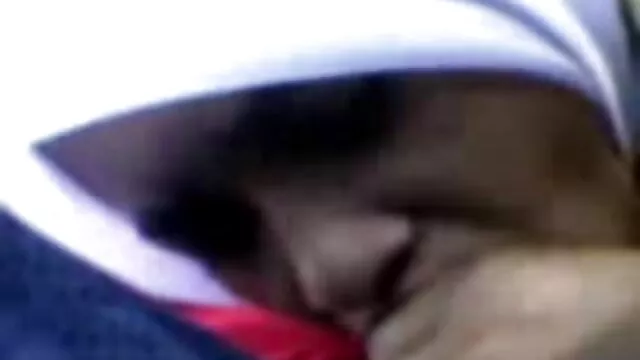 La descarada morena espera un gran anal y corrida después de mamar a un hombre maduro. Mamada será seguida de follada asesina en anal joven madre y hijo culiando en el sofá