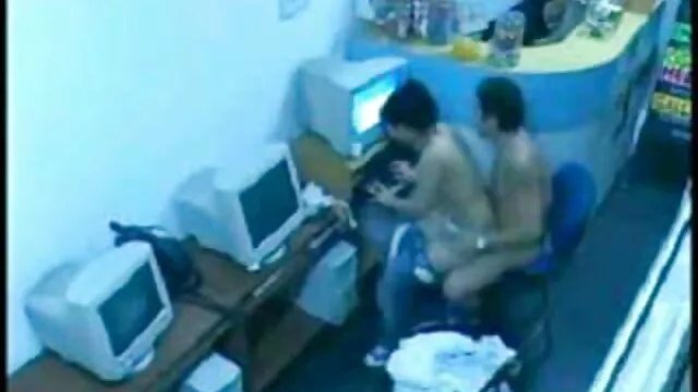 La chica se convirtió recientemente en adulta, estaba decidida a probar los placeres anales y el chico le quita el culo de la videos incesto mama virginidad.