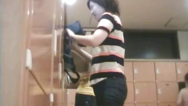 Puta sexy Sophie Moon se lame los dedos suegra folla a su yerno después de masturbarse con su amiga