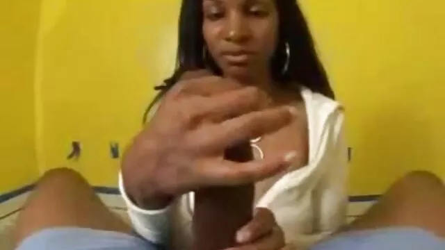 Sexy latina rizada después de insesto con hijos lamerle el culo al toro