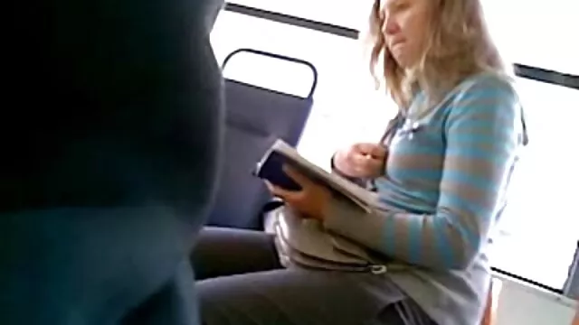 Joven morena le mama e hijo follando hace una mamada a un chico
