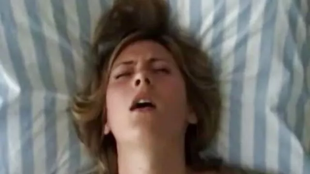 Madura tetona rubia lujuriosa sedujo a un lindo cogiendo madre e hijo jardinero
