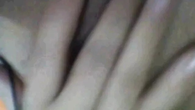 Una rubia delgada recibió una cadena como regalo y follando con la mama pagó con esperma en la cara