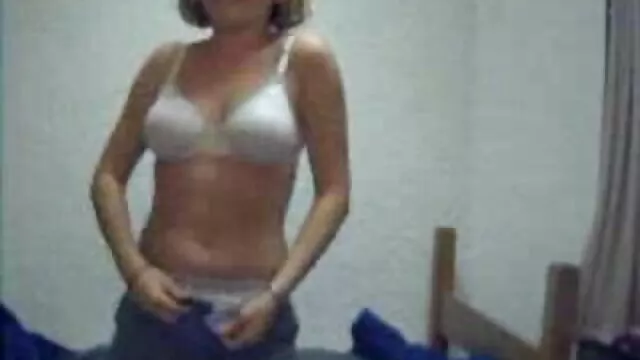 Dos lesbianas adultas follan cogiendo con la mamá de mi amigo con pollas de goma