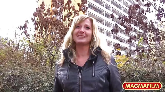 Perras fantásticamente foyando con mama chupan una polla y se meten dos pollas en los agujeros a la vez