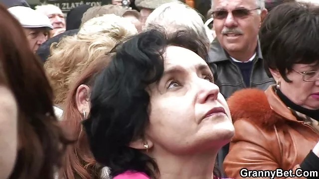 Realmente anal sexo anal con su hijo perra libras en su nido