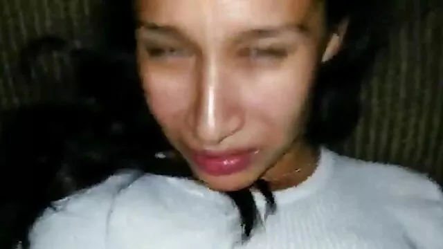 El jefe decidió follar follando al novio de mama con su mujer de la limpieza en la oficina