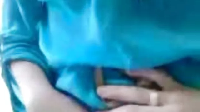 La perra chupa una polla, mientras su coño es lamido y se coje ala madre follado en anal