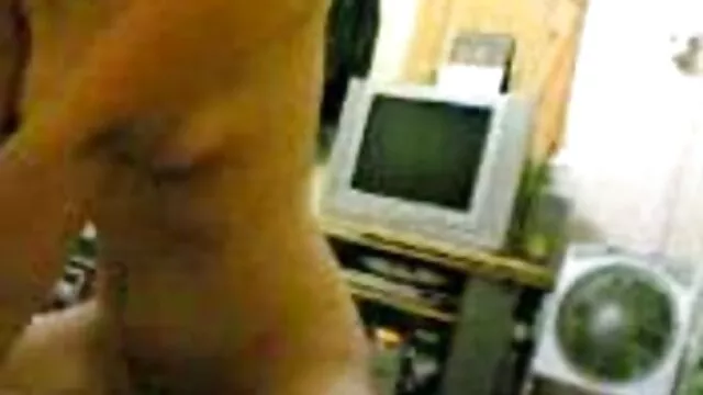 Mamá caliente chupa joven se folla a su madre polla en la cocina