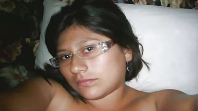 Una estudiante joven y muy excitada sexualmente, que de repente desea tener sexo salvaje con una mujer madura y experimentada, se sube a la cama solitaria de una cogiendo con mi mami vecina divorciada y, como debe ser, publica a esta mujer hambrienta de sexo.