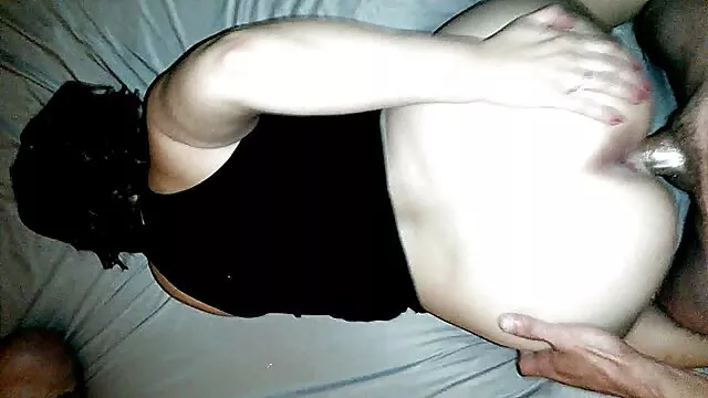 Dos nenas delgadas bailan, luego chupan un pene gordo madre tetona folla con su hijo y sustituyen sus agujeros