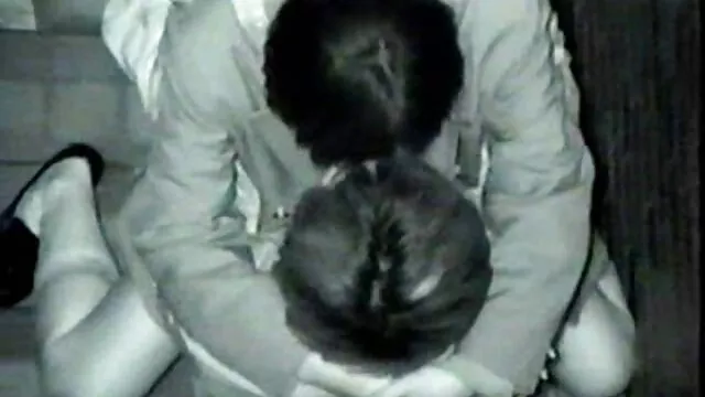 Una elegante lesbiana acaricia suavemente a su follando con mi madre borracha amiga