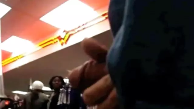 Cumpliendo un deseo obsceno de una chica joven y sexy, el tipo sentó a la puta en el asiento delantero de su auto, donde un bebé emocionado se deja de buena gana que lo follada por el hijo despellejen en todas sus dulces grietas.