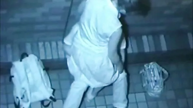 Morena chupa polla folla a la mama de su amigo en el baño