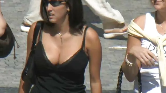 Bonita morena con falda chupa polla follo con mi mama
