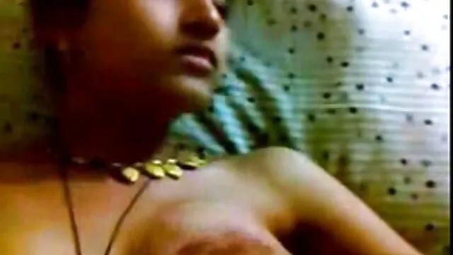 Habiendo atrapado a su tía dormida en el sofá, el joven pimiento comienza a acariciarla y besarla, tras lo cual la tía excitada se abalanza sobre su pene elástico y con fuerza madre e hijo folando sobre su joven pervertido.