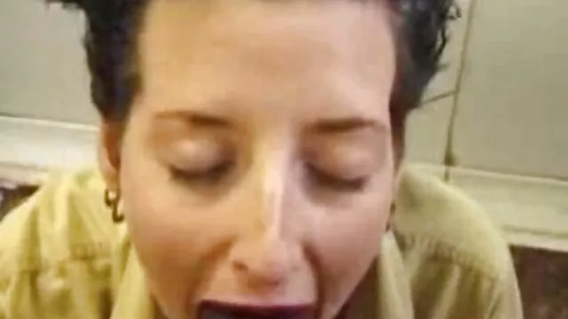 Dos tíos ponen sus pollas en la boca lasciva de un mamas mexicanas cojiendo amigo