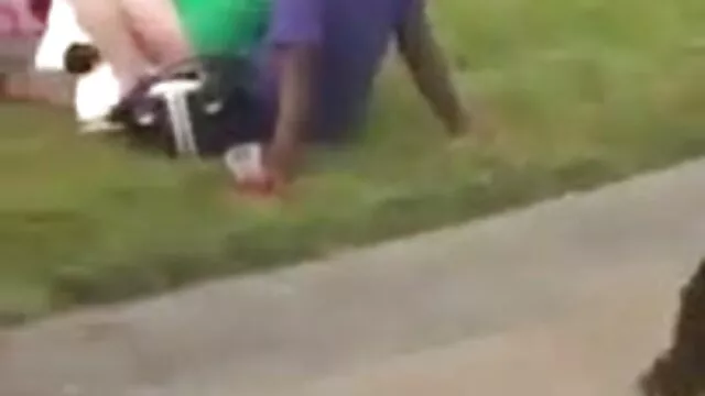 Los frenéticos amantes del sexo duro se pusieron el uniforme de policía y tomaron las pistolas, obligaron al hombre a rasgarlas por todos los rincones. El hombre madre e hijo follando a escondidas no se resistió y limpió a fondo sus agujeros con ellos.