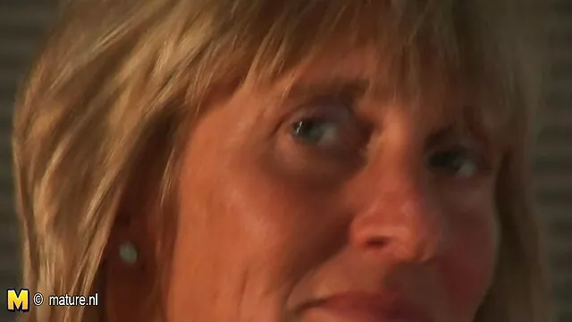Rubia caliente adora ser follada por madre se folla a su hijo menor el culo