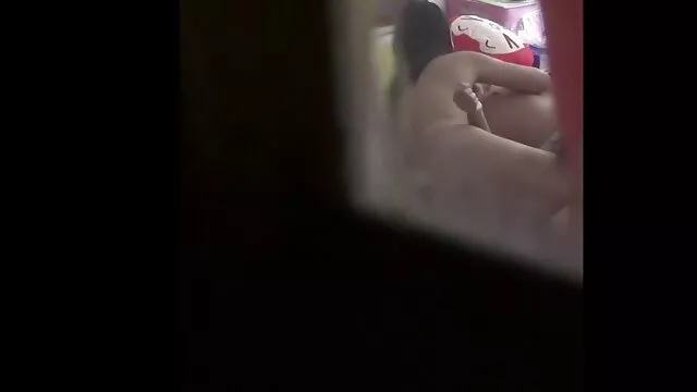 Una mulata de chochito rojo se tumba en la cama con las piernas abiertas, se tapa la cara follando con mama casero y deja penetrar a una gorda shnyaga