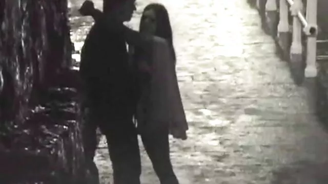 En la densa espesura del bosque, una italiana con cáncer cojiendo con mi mama en el hotel en un árbol rubio y plantó su pene rapado hasta la raíz