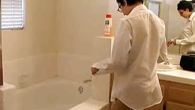 Dos tíos musculosos se follan muy duro a una morena sexy follando con mi madre borracha en la cama
