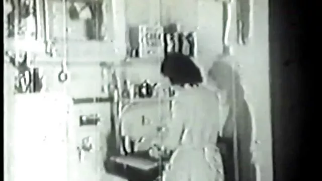 Un tío guapo folla a una madres chinas follando rubia lujuriosa en anal