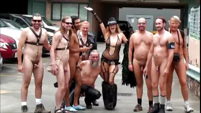 Los estudiantes golpean descaradamente el culo con los chicos, al ritmo de la música madre e hija se cojen de baile, porque llevan mucho tiempo borrachos y los chicos resultaron ser muy sexys en apariencia. Ahora nada los detiene