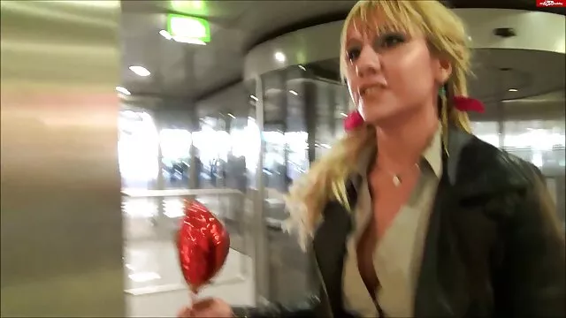 Hombres madre se folla a su hija lujuriosos le dieron a una joven rubia un sexo anal en grupo