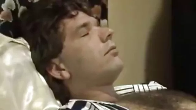 A un lindo bebé no le importará chupar una unidad poderosa para empezar. Solo un poco, porque pica entre mama follando con el novio de su hija las piernas