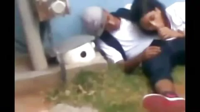 Una negra delgada mamá hija xxx excita a un chico con un juego y la folla en un estrecho coño