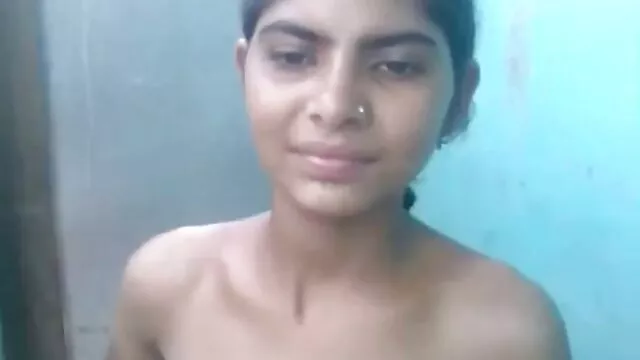 Una guapa morena madre y hijo foyando le quitó las bragas a una joven lesbiana y le metió la lengua en el coño
