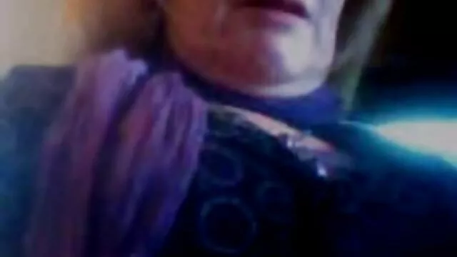Tío se folla a una rusa en el suelo follando con la suegra a escondidas