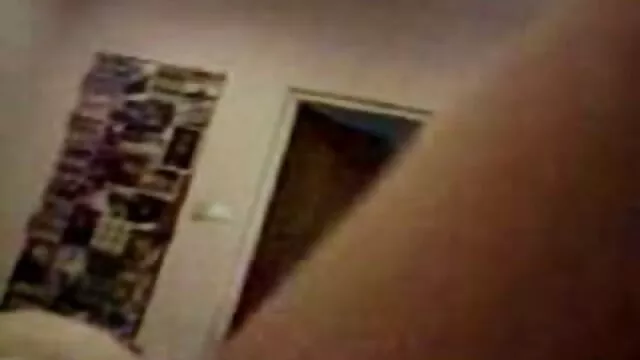 El tipo tuvo una despedida de soltero y un compañero le organizó una fiesta, llamó a dos hermanas vestidas de látex, guapísimas, que frotan sus coños en su madre e hijo follando a escondidas cara, le chupan la polla y le dan vueltas a la polla como un reloj.