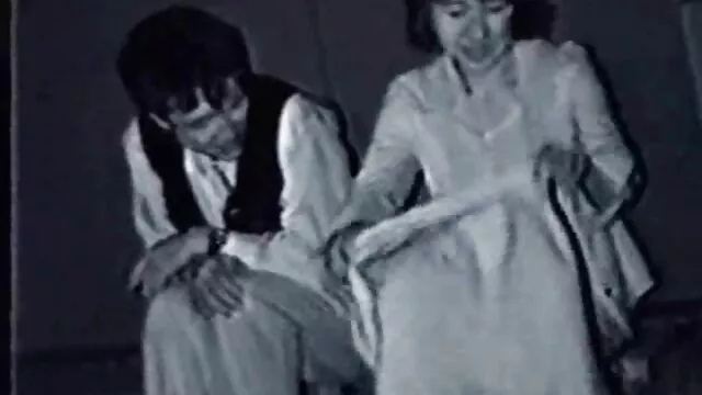 Un chico hijo de folla a su madre se folla a una pequeña morena ardiente en una silla, con cada golpe en su culo ella comienza a gemir más fuerte, tapándose los ojos.